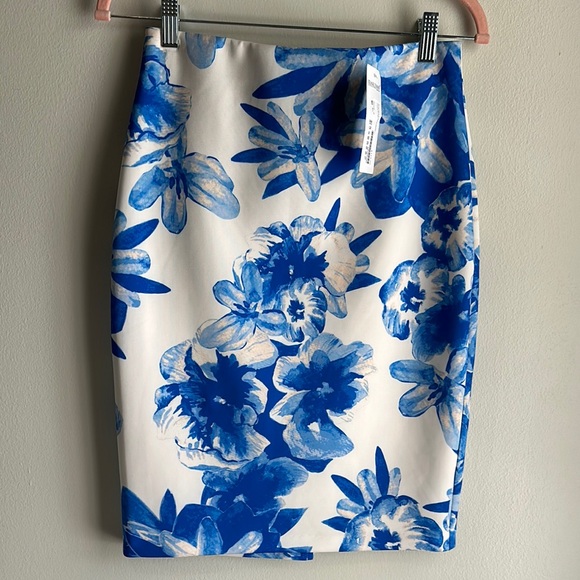 New with tag Frank Lyman pencil skirt size 2 Floral Blue and White Skirt - Picture 1 of 2